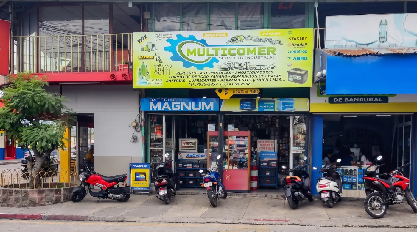 Interior de la tienda física de EMSA con repuestos y herramientas en exhibición